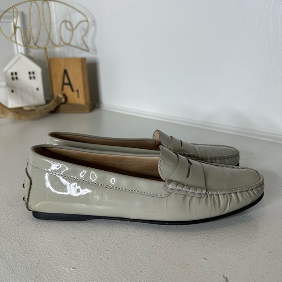 Tod’s Classic Women’s Patent Leather Penny Loafers – Beige – Size 38 (US 8) - Picture 5 of 9
